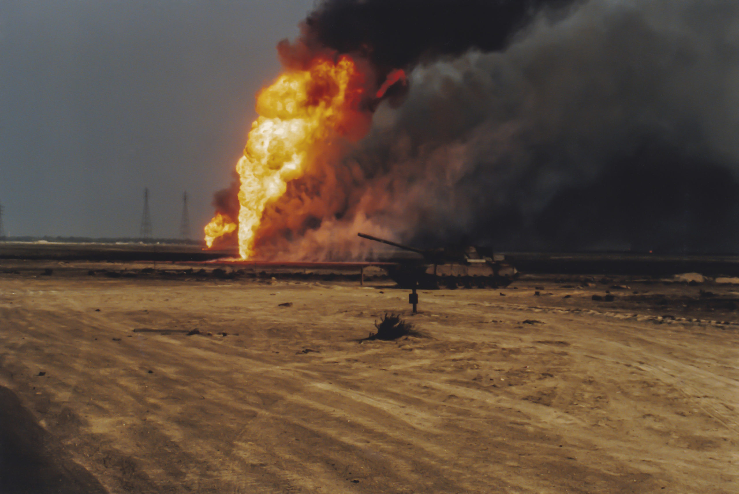 Захват нефти. Горящие нефтяные скважины в Ираке. Горящие нефтяные скважины в Кувейте. Пожары в персидском заливе 1991.